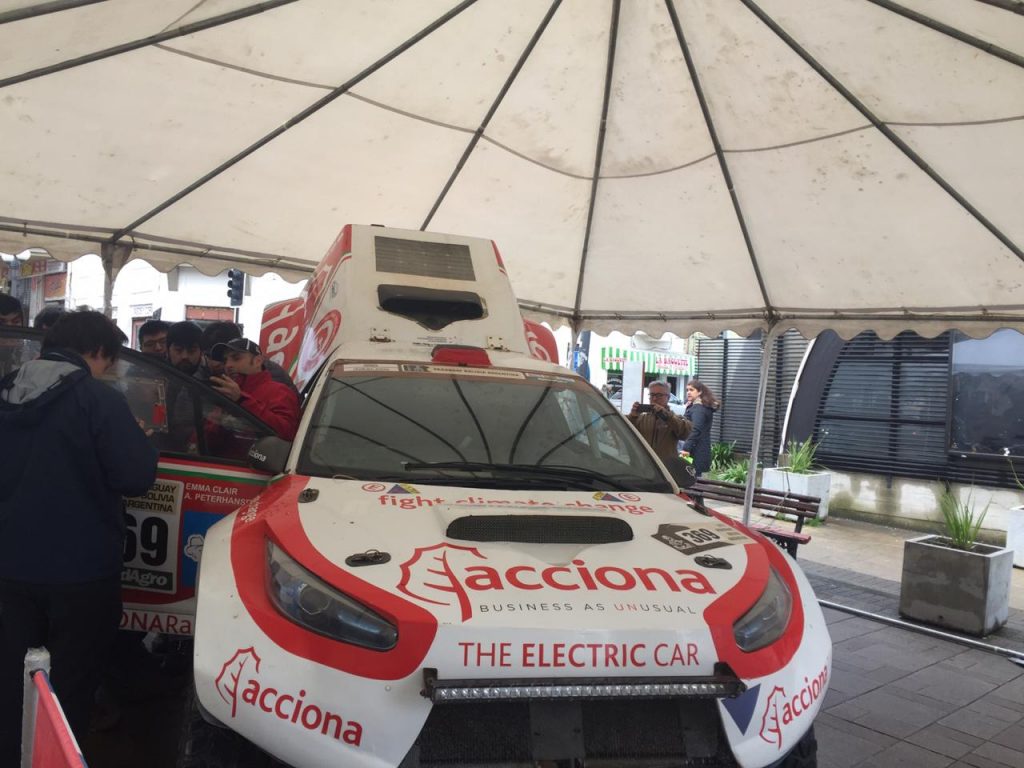 Acciona presentó en Valdivia el primer vehículo del mundo 100% eléctrico que corrió en el Rally Dakar