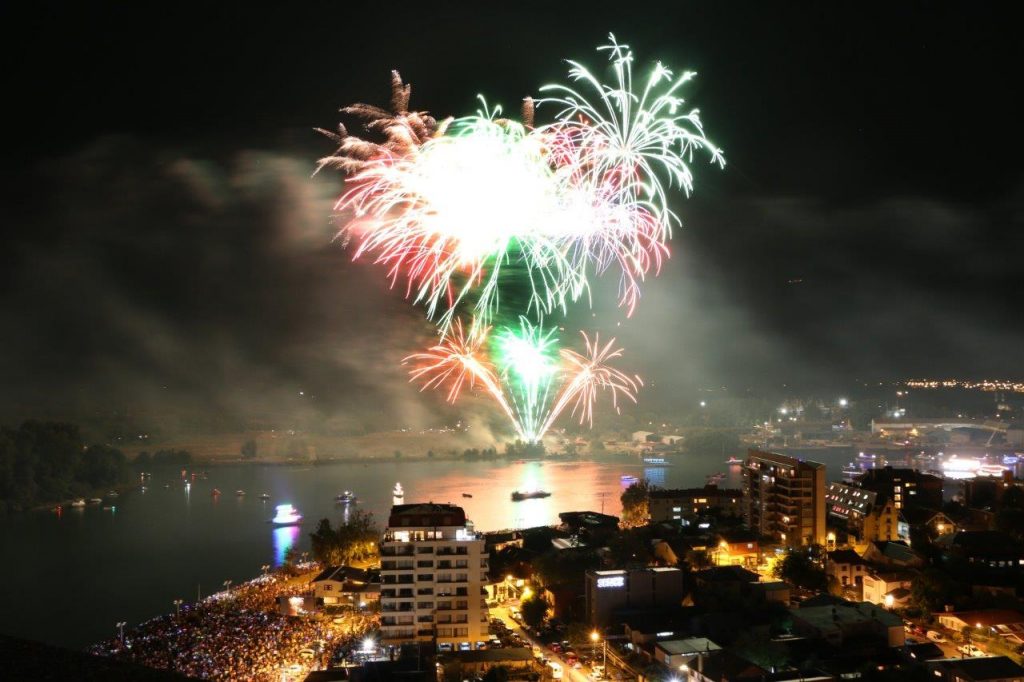 Vuelven los fuegos artificiales: Alcaldesa Amtmann confirma show pirotécnico para la noche valdiviana
