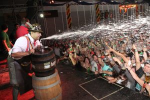¡Con 35° grados continúa la fiesta de la cerveza en Valdivia!