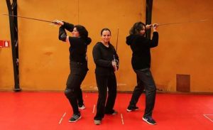 En Valdivia se están realizando talleres gratuitos de esgrima para mujeres