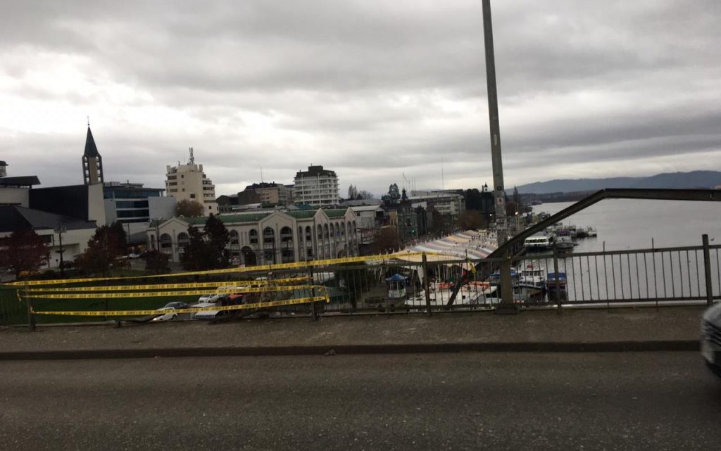 Conductor ebrio chocó su vehículo contra barrera del Puente Pedro de Valdivia y cayó al río