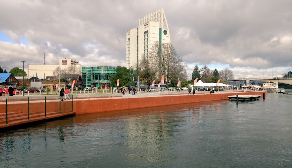 Otro más: Error en placa de la remodelada Costanera de Valdivia obliga su retiro