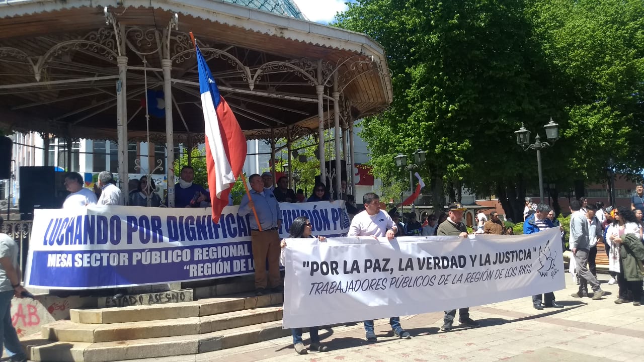 Funcionarios públicos marcharon "por la paz, la verdad y la justicia" en el centro de Valdivia