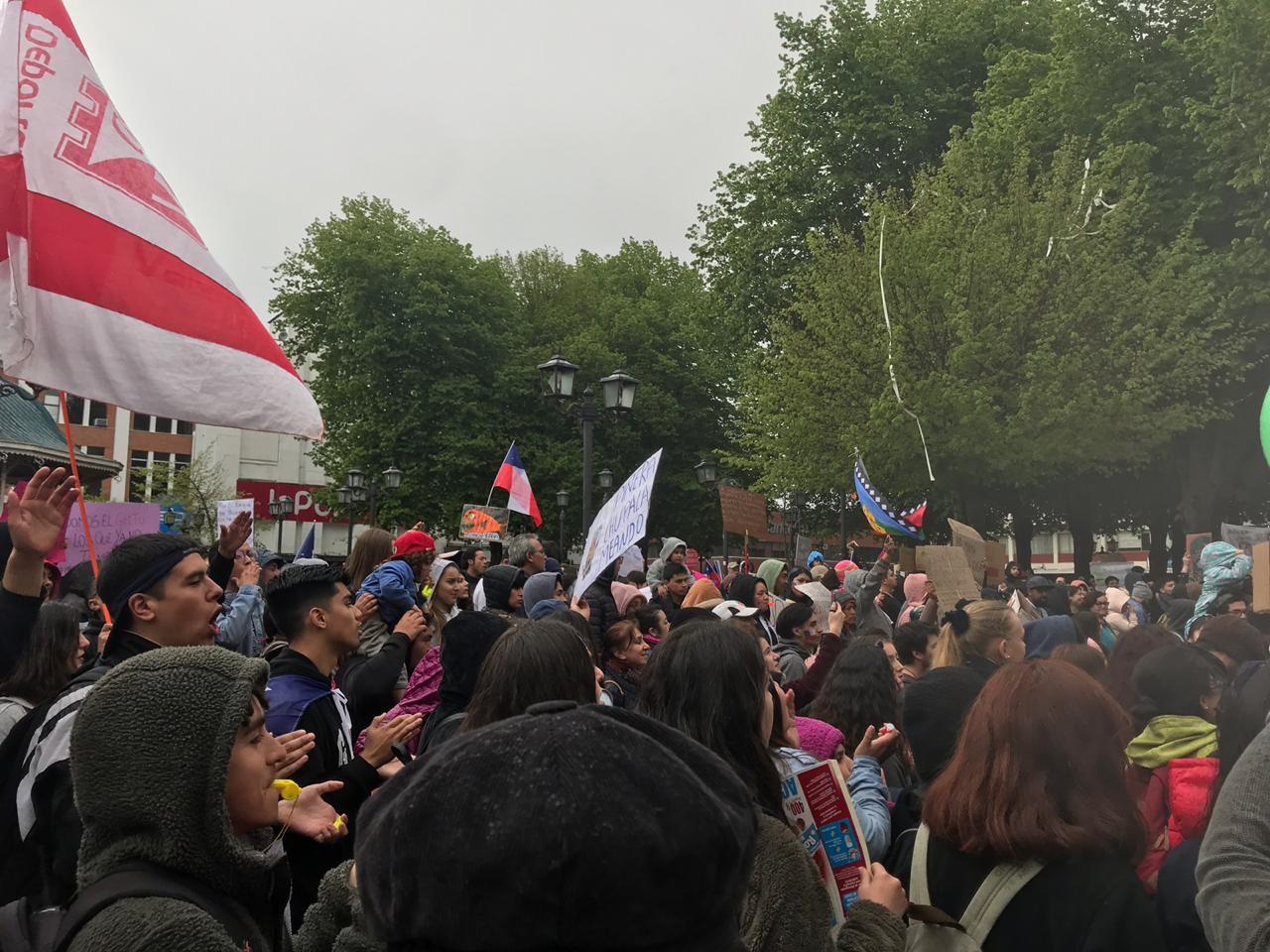 La lluvia no fue impedimento: Manifestantes protestaron nuevamente en el centro de Valdivia