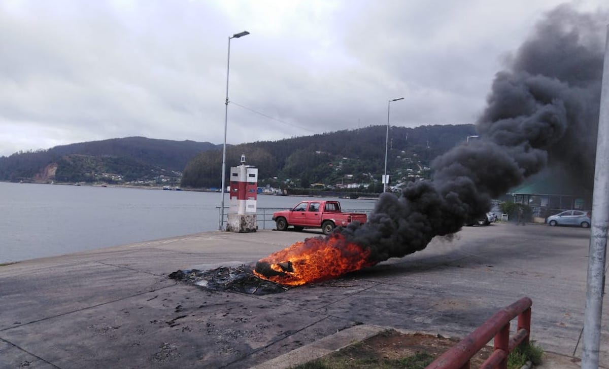 Grupo de vecinos de Corral cortaron accesos a la comuna uniéndose a protestas sociales