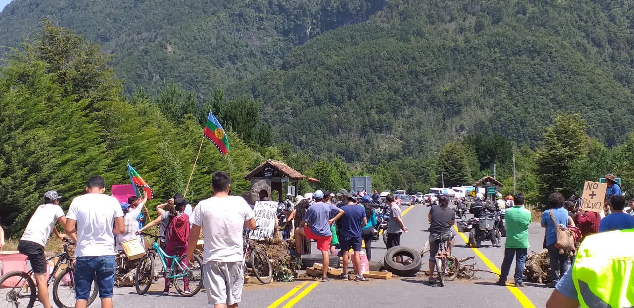 Vecinos protestaron por mejoras en camino de Coñaripe