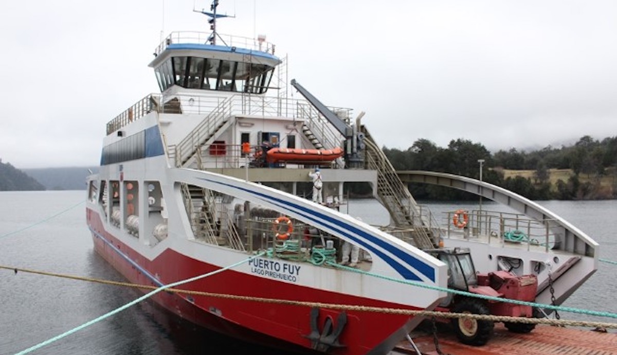 Operador de barcaza en Puerto Fuy anunció cobro a vehículos de emergencia