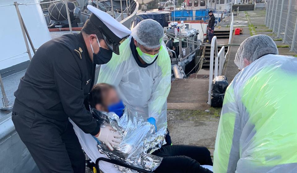 Rescatan a hombre que cayó al río en cercanías de la Feria Fluvial de Valdivia