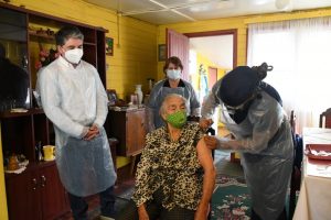 Adulta mayor de 96 años fue la primera en recibir la vacuna en la capital de Los Ríos