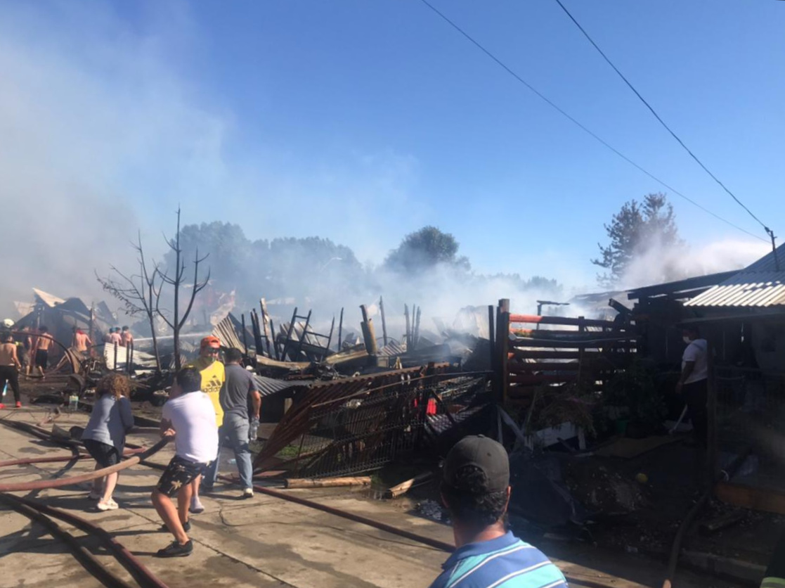 Máfil: Incendio afectó al menos doce viviendas de la Villa Renacer