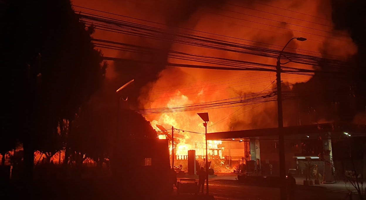 Alcalde de Panguipulli tras incendio del municipio: "No tuvimos ninguna protección de Carabineros"