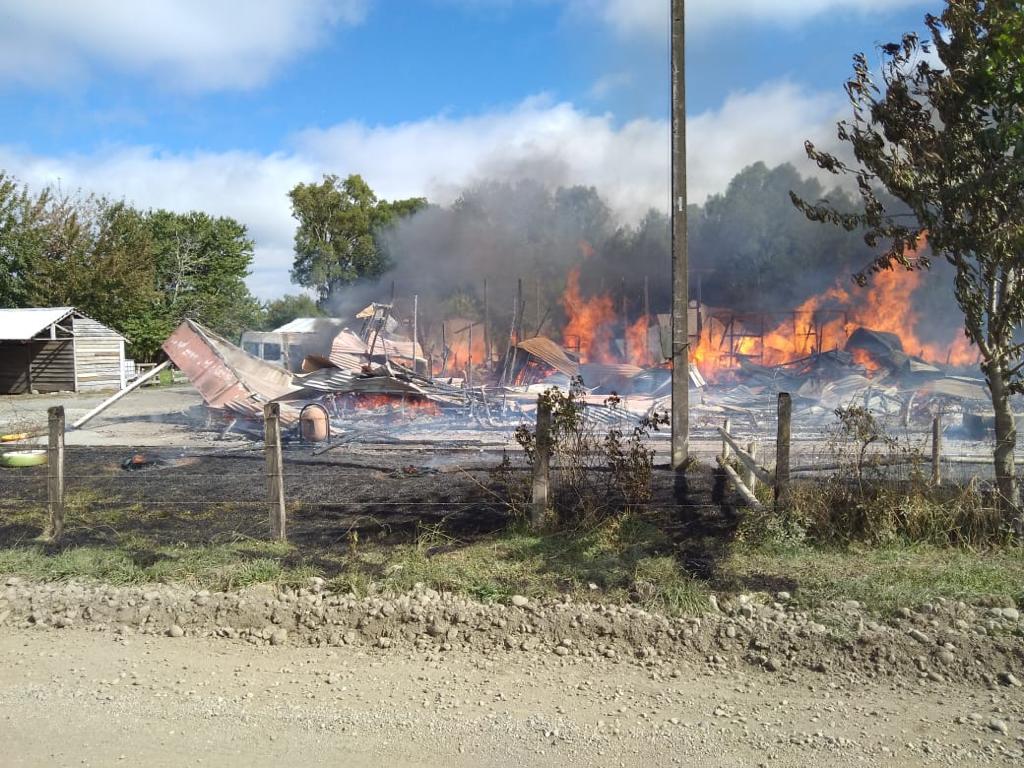 Investigan incendio que destruyó una escuela y un automóvil en Río Bueno