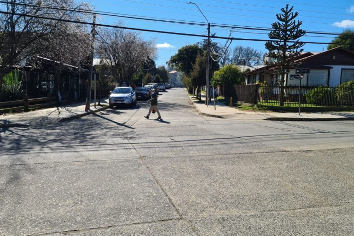 Desde este sábado cambiará el sentido de tránsito en calle Los Alerces de Isla Teja