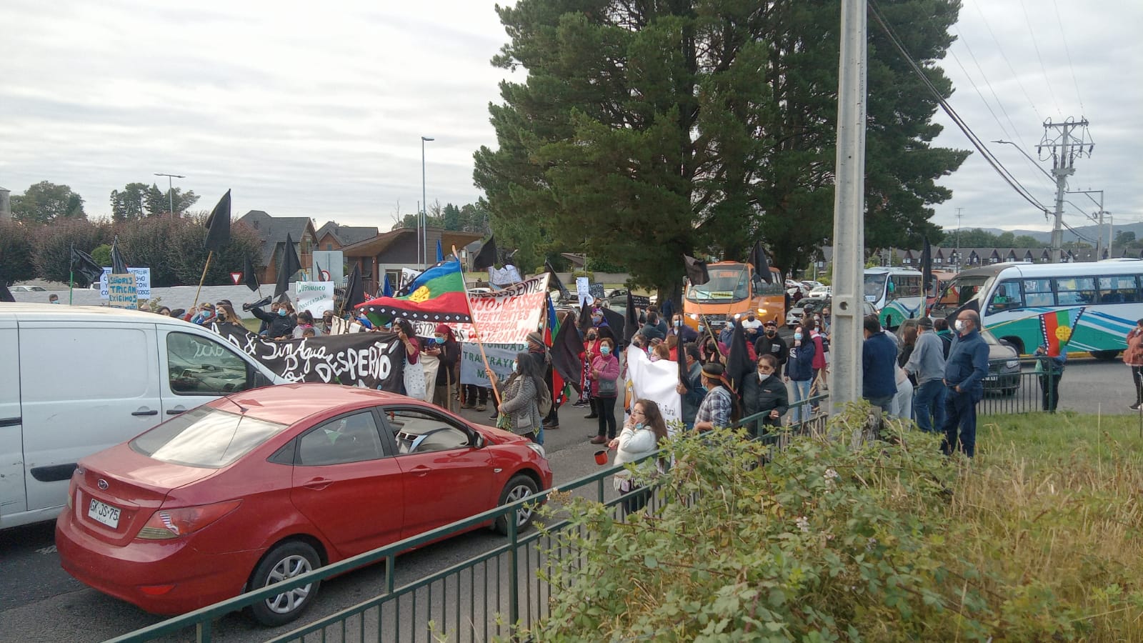Vecinos de la costa de Valdivia protestan bloqueando ruta por problemática vial hacia Curiñanco