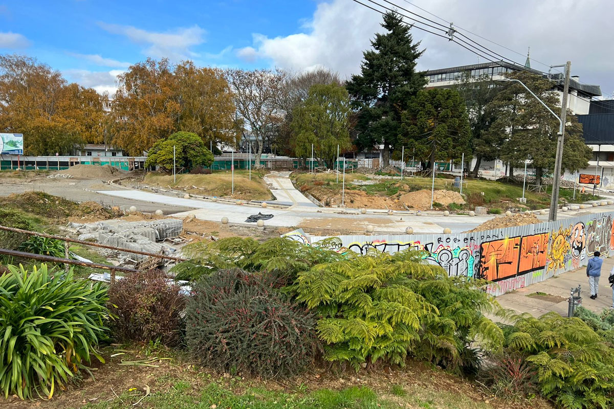 Municipio de Valdivia apunta contra gestión de Sabat por conflicto en proyectos de plazas del centro