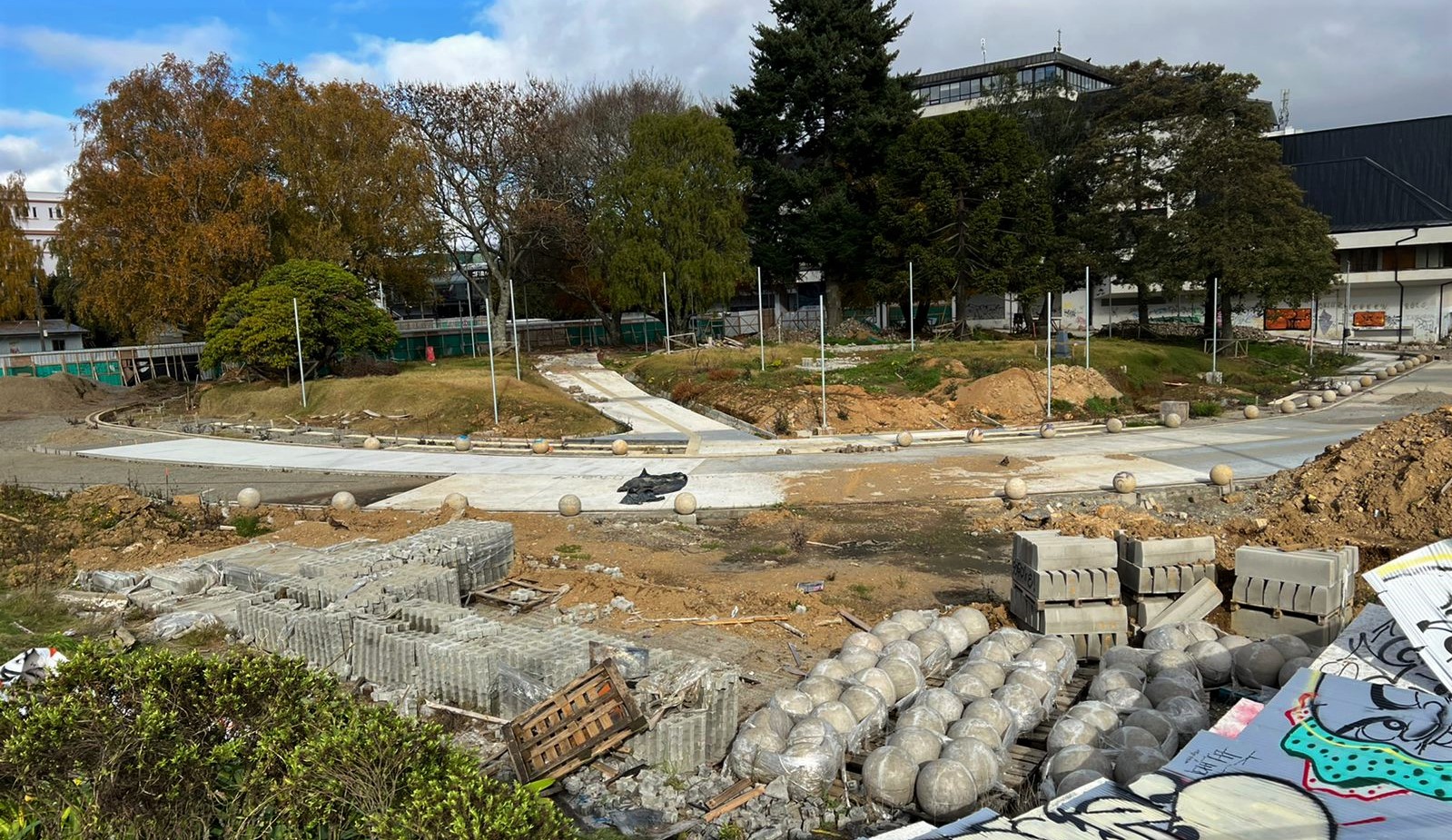 Municipio de Valdivia opta por licitación privada para trabajos arqueológicos en plazas céntricas