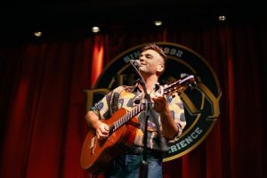 Cantautor Benjamín Walker ofrecerá concierto este viernes en Teatro Cervantes de Valdivia