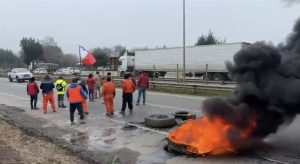 Mariquina: Camioneros protestan en Ruta 5 y exigen fin a ataques incendiarios