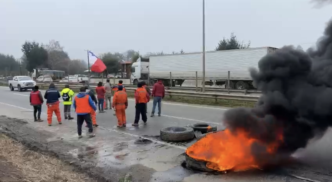 Mariquina: Camioneros protestan en Ruta 5 y exigen fin a ataques incendiarios