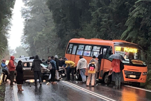 Conductor ebrio colisionó vehículo con una micro camino a la costa de Valdivia