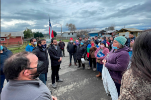 Tras protesta vecinos de Los Lagos acuerdan con autoridades el mejoramiento de caminos rurales