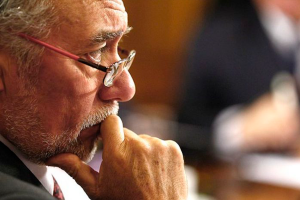 Acuerdo constituyente: Senador Flores reclama lentitud de partidos y está abierto a un órgano mixto