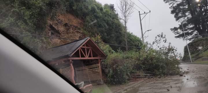 Carro de comida fue aplastado tras deslizamiento de material en Corral