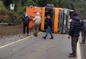 Volcamiento de camión en ruta Valdivia-Paillaco genera congestión vehicular