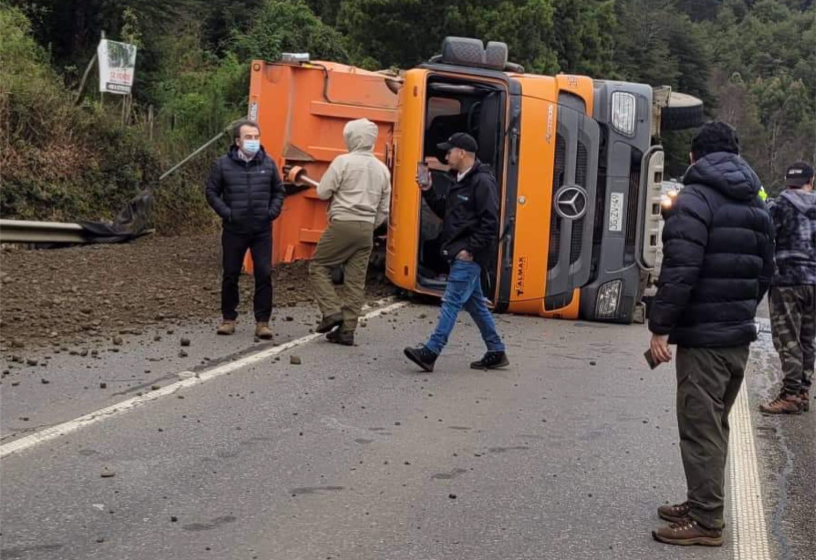 Volcamiento de camión en ruta Valdivia-Paillaco genera congestión vehicular