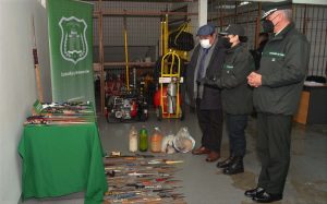 Incautan más de 70 armas blancas, alcohol y celulares al interior de la Cárcel de Valdivia