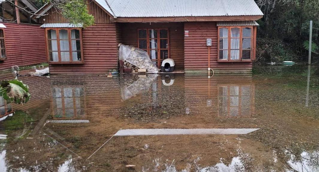 Obstrucción en estero de la costa de Valdivia generó anegamientos: Despliegan equipos de emergencias