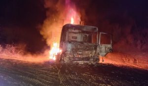 Ataque deja al menos un furgón y dos camiones incendiados en predio de Máfil