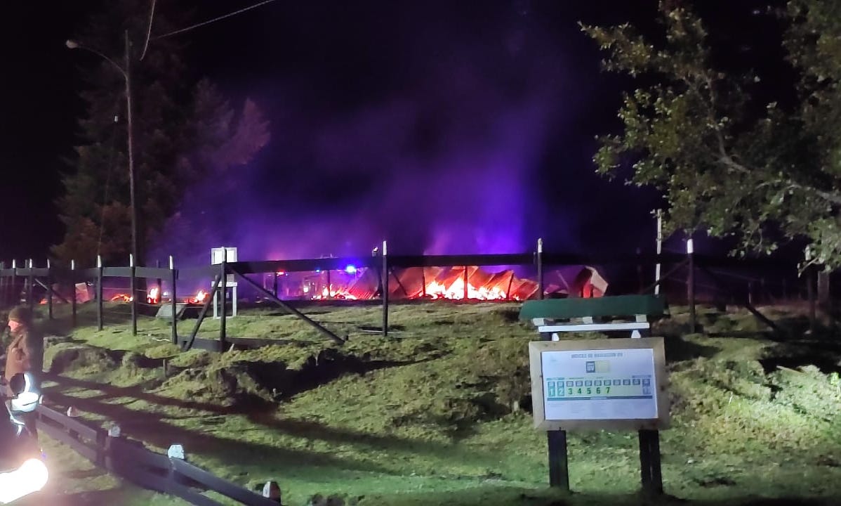 Lienzo hallado en lugar de ataque incendiario en Panguipulli atribuyó acción a Weichan Auka Mapu