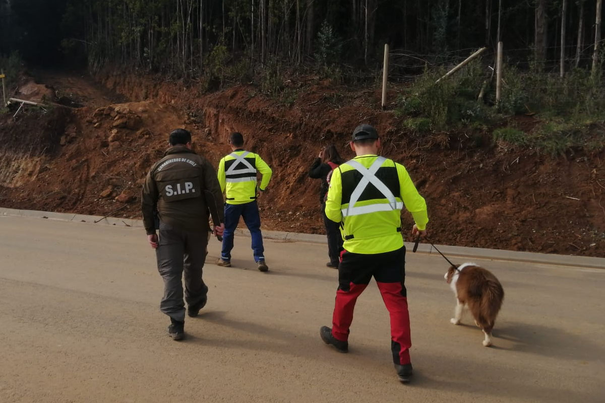 Carabineros continua búsqueda de Roger Lampert en terrenos ubicados detrás de la cárcel de Valdivia