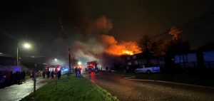 Al menos seis personas damnificadas dejó incendio que consumió dos viviendas en Valdivia