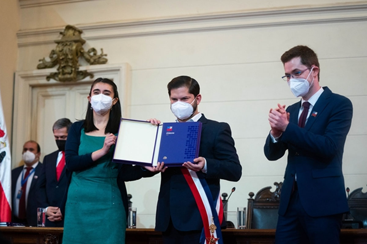 Tres convencionales de Los Ríos califican entrega de Constitución de “día histórico” y uno como “fracaso”