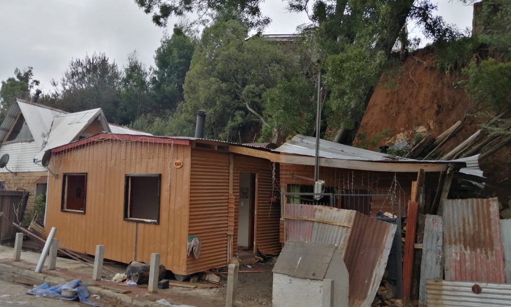 Deslizamiento de material deja una vivienda inhabitable en Valdivia