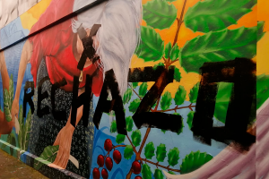 Municipio de Valdivia se querellará por rayados con consignas del "Rechazo" en murales