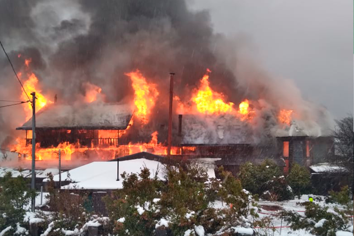 Trabajadores de hotel incendiado en Panguipulli serán reubicados en otras instalaciones