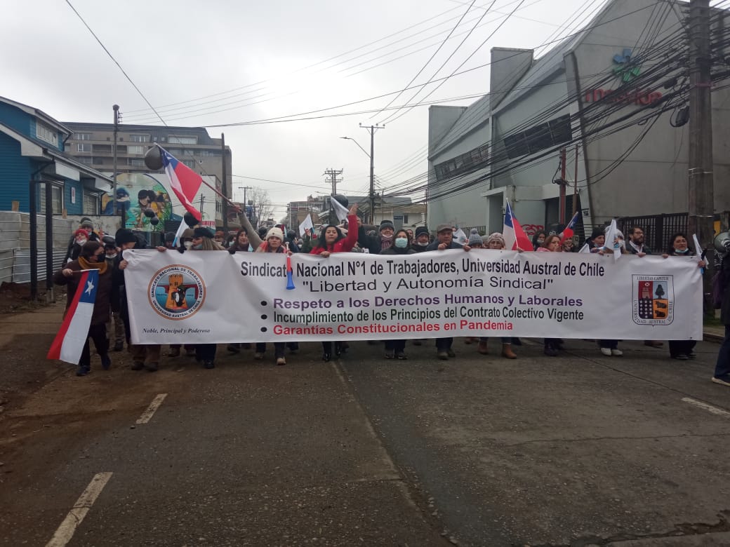 Docentes y trabajadores de la UACh marcharon por mejoras salariales en Valdivia