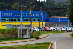 Encuentran 72 armas blancas y 9 teléfonos en allanamiento en la cárcel de Valdivia