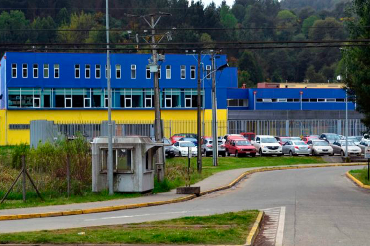 Encuentran 72 armas blancas y 9 teléfonos en allanamiento en la cárcel de Valdivia