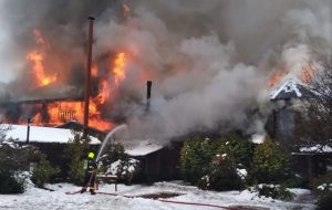 Violento incendio consume por completo Hotel Marina del Fuy en Panguipulli