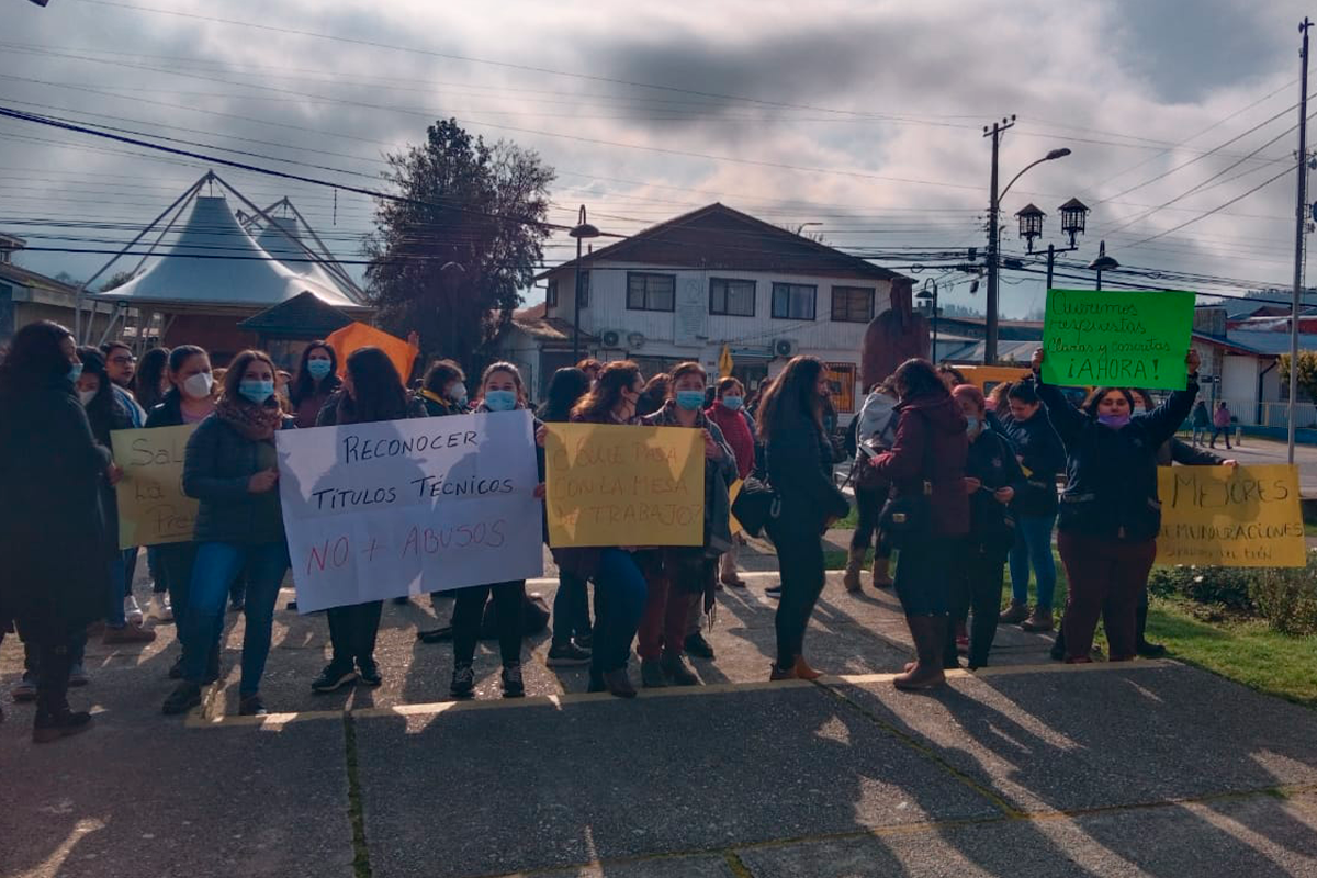 Asistentes de la educación de Futrono iniciaron un paro en demanda de mejoras laborales