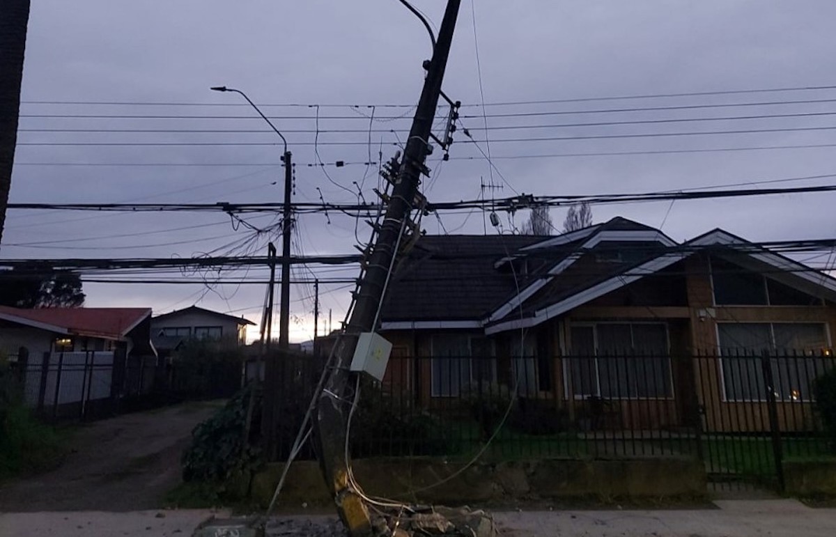 Más de 100 usuarios quedan sin suministro eléctrico tras choque de un poste en el centro de Valdivia