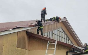 Intenso viento desprendió parte de la techumbre del gimnasio de una escuela de Paillaco