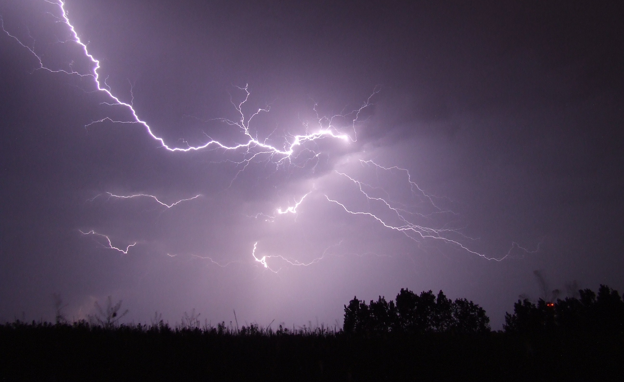 Advierten sobre el eventual desarrollo de tormentas eléctricas en Los Ríos