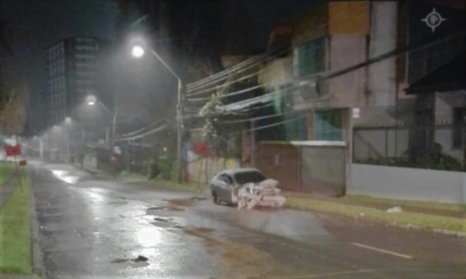 Más de 200 clientes de Valdivia se mantienen sin electricidad por choque de vehículo contra poste