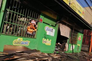 No estaba asegurada: Incendio dejó pérdidas millonarias en distribuidora comercial de Valdivia