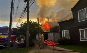 Incendio consumió vivienda en el sector Collico de Valdivia